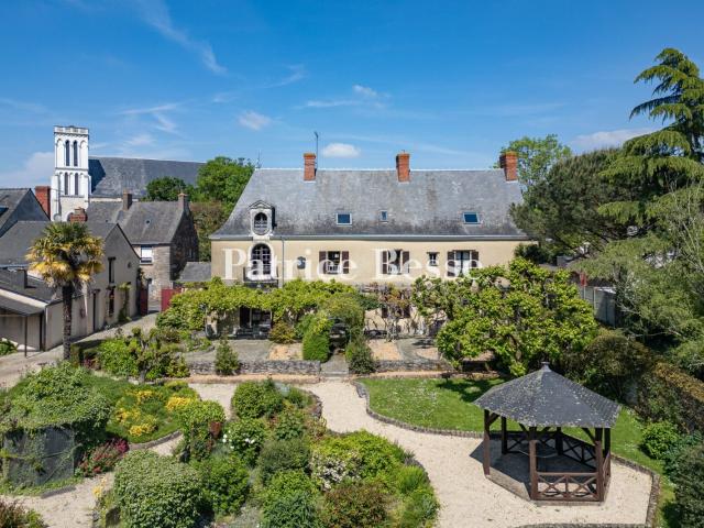Dans une petite cité à 35 min à l'ouest d'Angers, un domaine. 915m² Angers