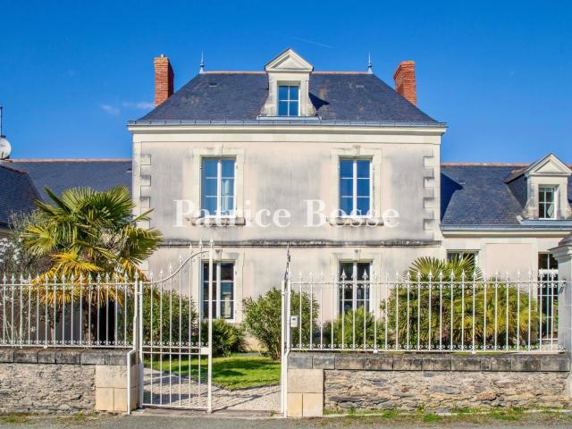 Dans une petite ville proche d'Angers, une maison du 19e s.. 280m² Angers