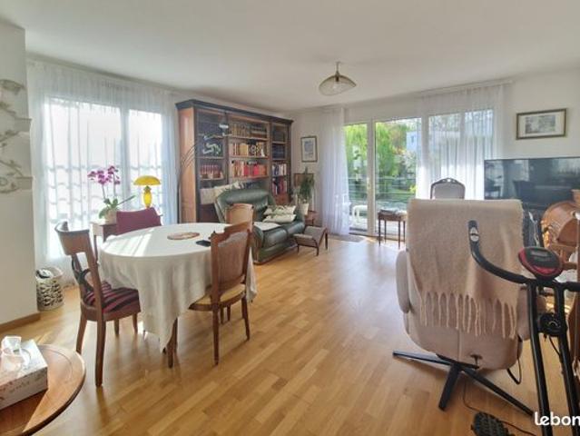 Dans une résidence en copropriété, un appartement T3 d'une surface habitable de 77,3 m²