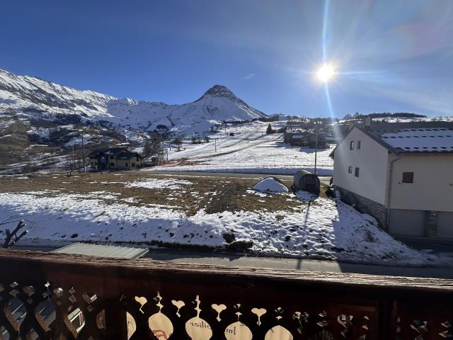 Dans une résidence face aux pistes de skis et au Mont Emy