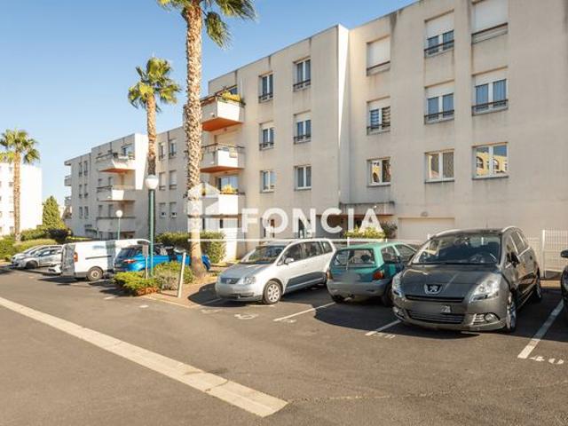 Dans une résidence sécurisée, T2 avec terrasse et parking