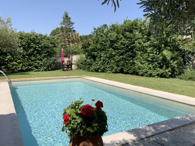 Dans village avec commerces, charmante maison en pierre avec jardin et piscine