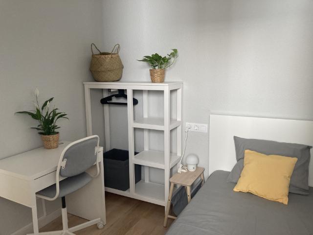 Dansa Room Cozy, bright room with window to patio