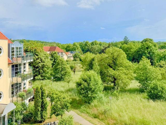 Dachgeschosswohnung mit Balkon, Weitblick und Stellplatz im gepflegten Wohnareal