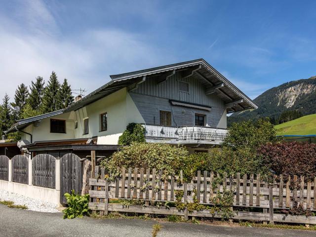 Dachgeschoßwohnung mit Gartenanteil