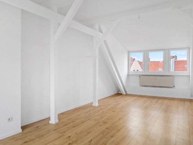 Dachgeschosswohnung mit großzügigem Süd Balkon Wohnen über den Dächern Neuköllns