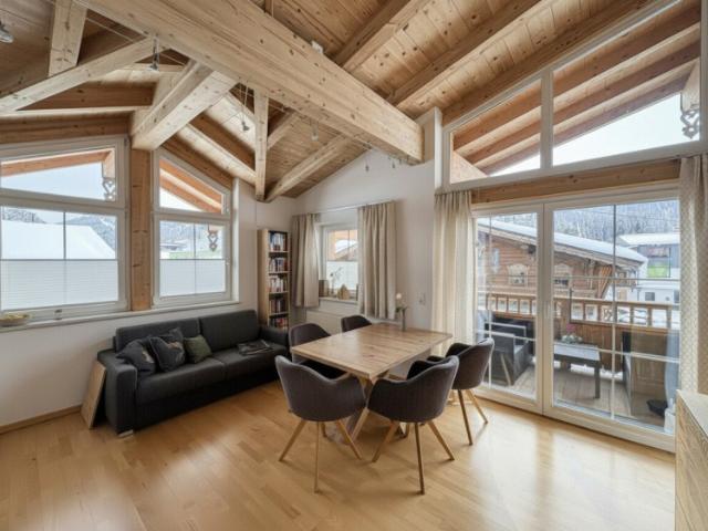 Dachgeschosswohnung mit Sichtdachstuhl & Sonnenbalkon