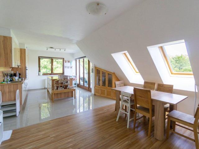 Dachgeschoßwohnung im Villenviertel Lawies – Zwei Terrassen, Doppelgarage und Wienerwald!