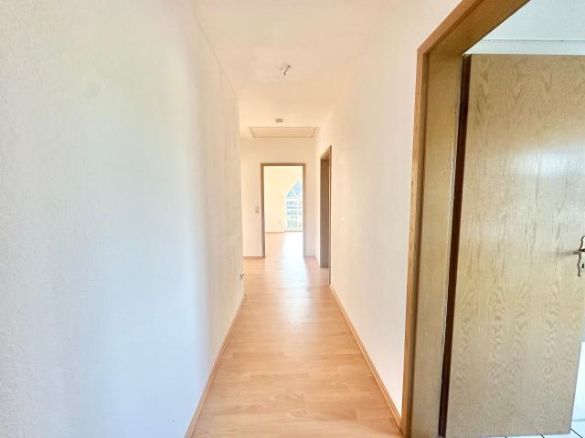 Dachgeschoss Charme: Dein gemütliches Zuhause mit Balkon in Kliniknähe!