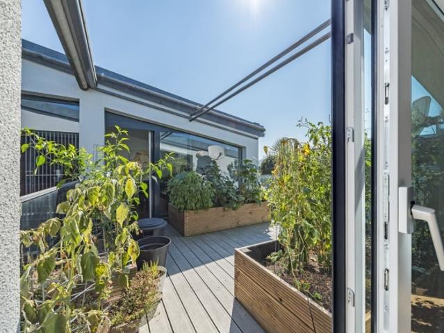 Dachwohnung mit moderne Architektur und sonniger Terrasse