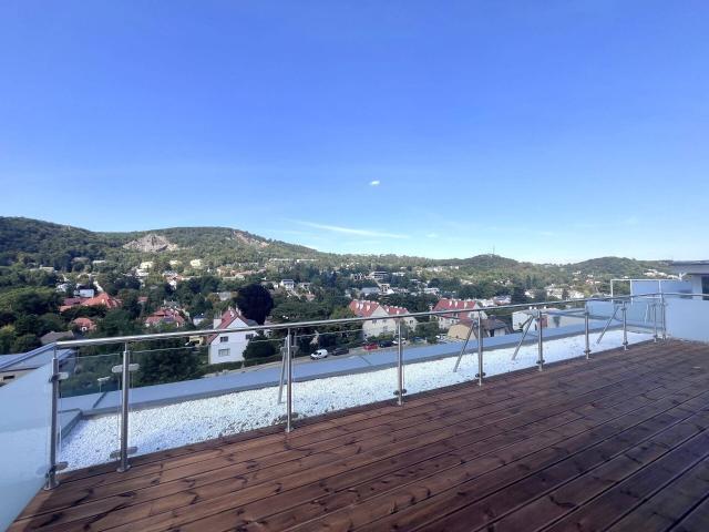 Dachterassentraum mit traumhaften Panoramablick und Eigengarten