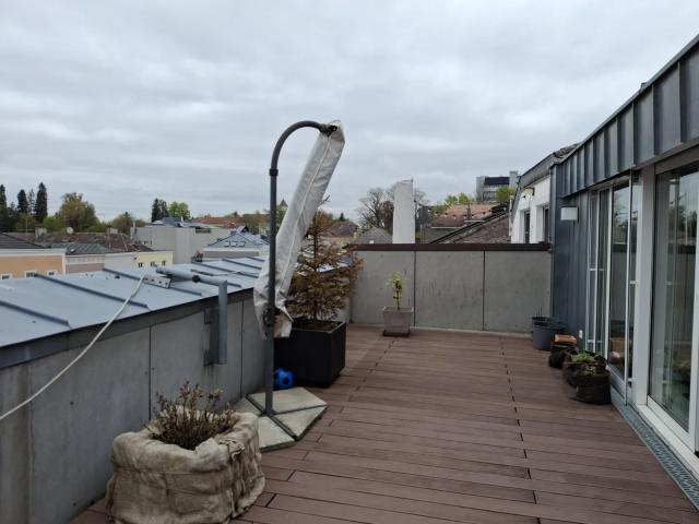 Dachterrassenwohnung mit möblierter Küche im Stadtzentrum von Ried