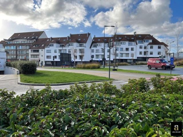 Dakappartement met grote terrassen in recent gebouw [Heistla