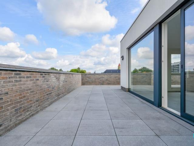 Dakappartement met riant terras te Roeselare
