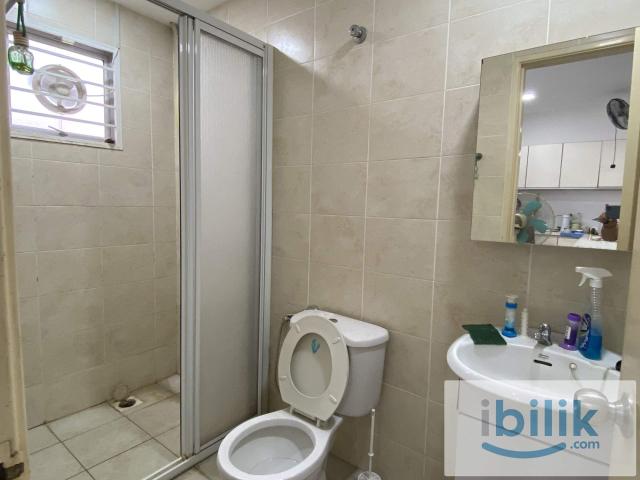 D'ALPINIA Landed House Single Bed Room with Window & A/C Partition