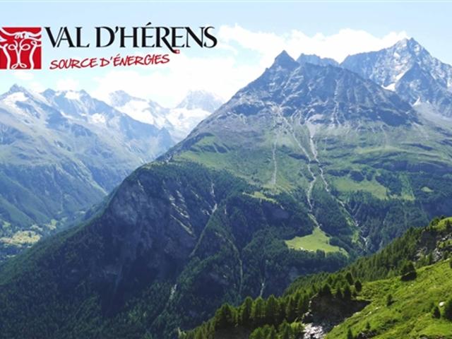 Das Haus besteht aus zwei unabhängigen Wohnhäusern im Herzen eines beliebten Bergdorfes, nahe Hängen, Wanderwegen und Annehmlichkeiten