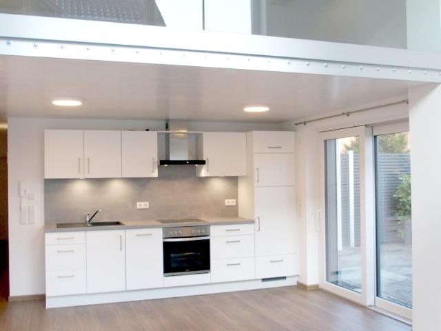 Das Haus im Haus – Außergewöhnliche 2 Zimmer Loft Wohnung mit moderner Einbauküche, Südbalkon und Ostterrasse…