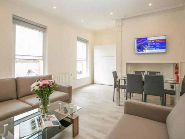 Dashing 2 bedroom apartment near St Stephen's Green