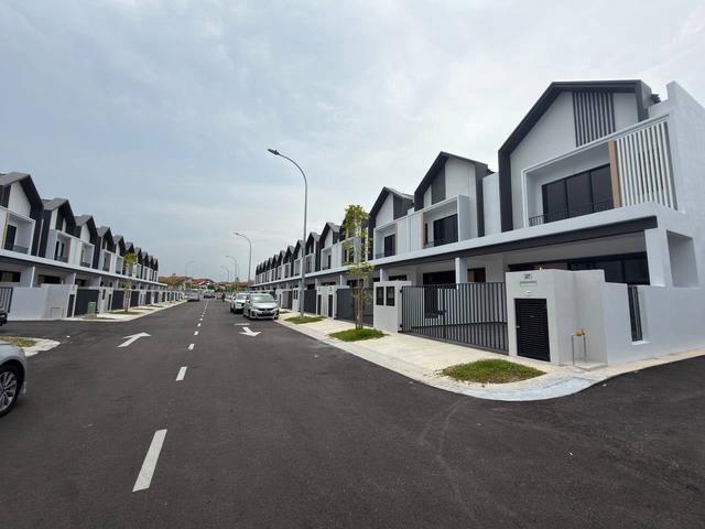 Dato Onn BAE Brand New Double Storey Terrace For Rent Low Deposit 4Bed