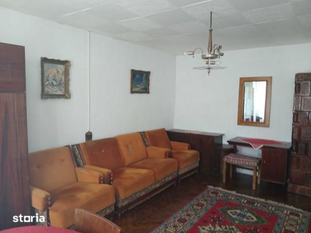 dau in chirie apartament 2 camere,centru, parcare