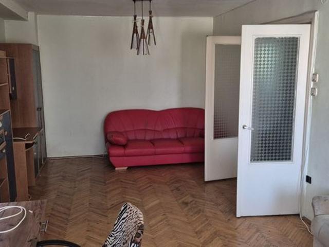 Dau in chirie apartament cu 3 camere centru nou