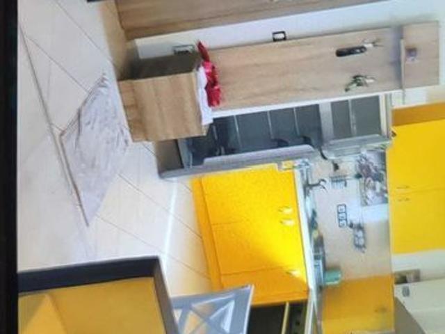 Dau in chirie apartament cu doua camere si living central