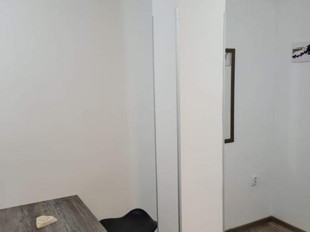 Dau în chirie apartament cu o camera în zona centrala