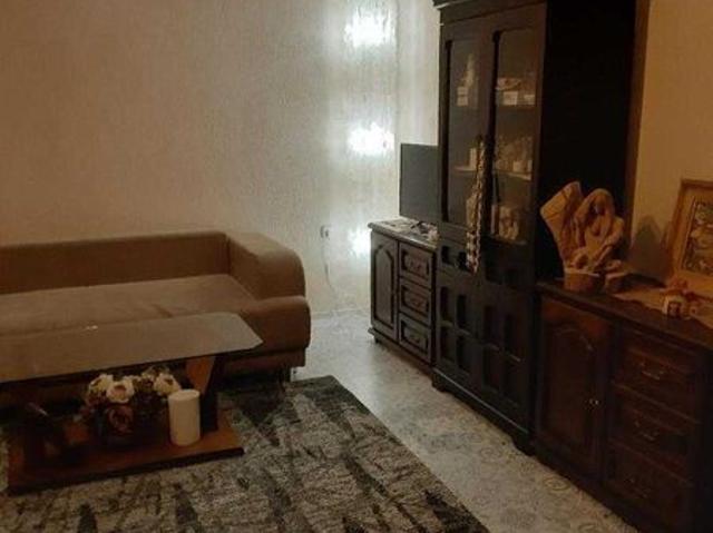 Dau in chirie apartament la curte 2 camere