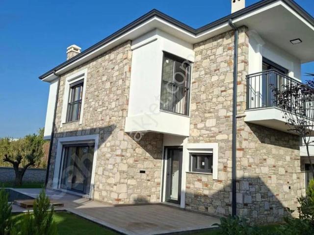 Davutlar’da Taş Konseptli Özel Havuzlu 3+1 Sıfır Lüks Villa