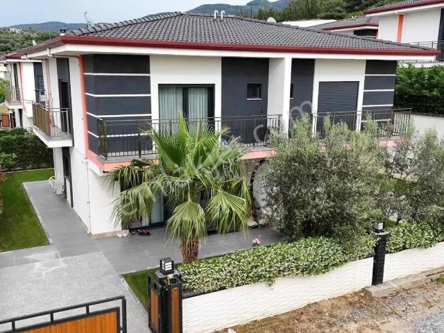 Davutlar Havuzlu Site İçerisinde 3+1 Geniş Villa