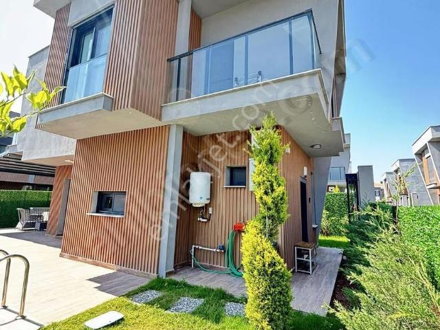 Davutlar Sahil Devamlı Kiralık Tek Müstakil Havuzlu Boş Villa