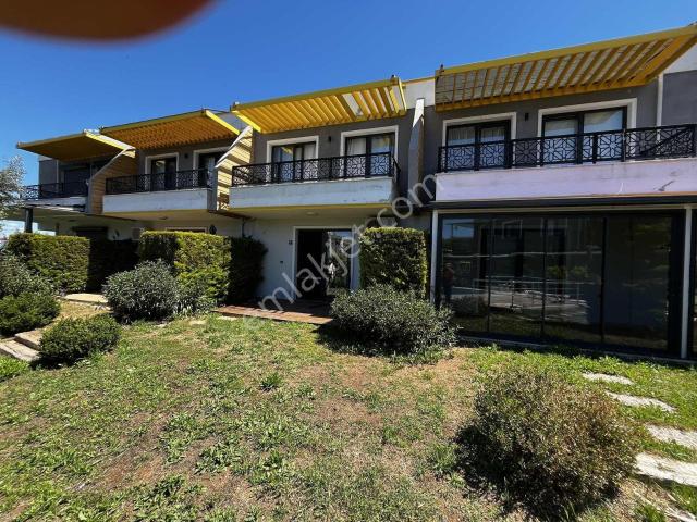 Davutlarda Şehrin İçinde Havuzlu Sitede Satılık 2+1 Villa