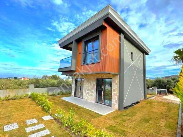 Davutlarda Havuzlu Sitede Köşe Konumlu Otoparklı Sıfır Villa
