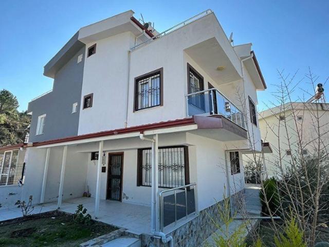 DAVUTLARDA 4+1 GENİŞ BAHÇELİ SATILIK VİLLA