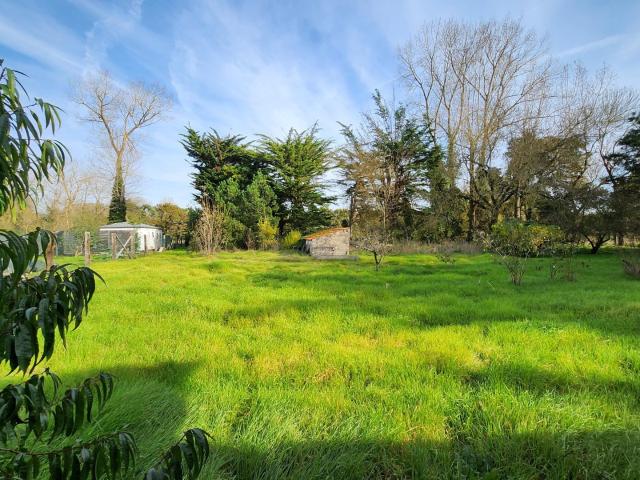 de 2400 m2 de terrain, possibilité plusieurs constructions