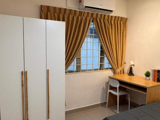 De Tropicana, Kuchai LamaNew Medium RoomFully Furnish 10” Mattress Aircond Wardrobe Table Chair