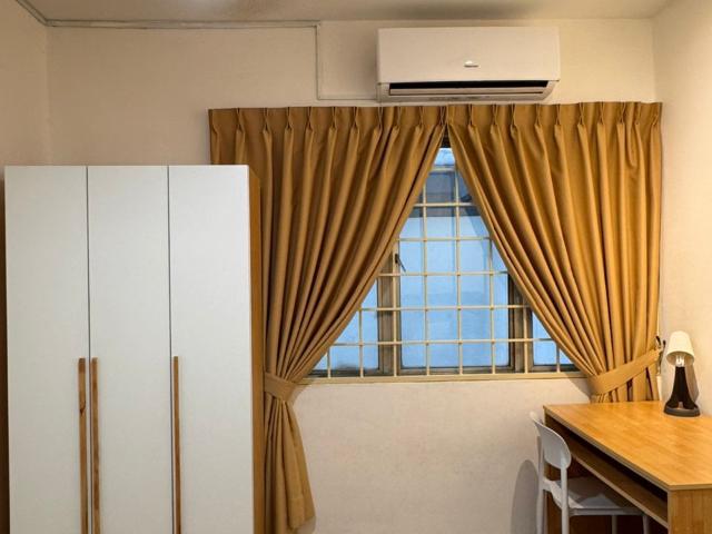 De Tropicana, Kuchai LamaNew Medium RoomFully Furnish 10” Mattress Aircond Wardrobe Table Chair