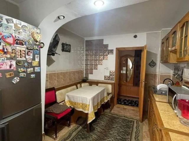 De vanzare apartament 4 camere