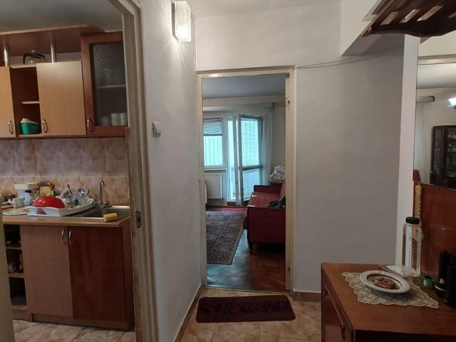 De vanzare apartament 4camere, decomandat, etajul 2, vis s vis Mc Donalds