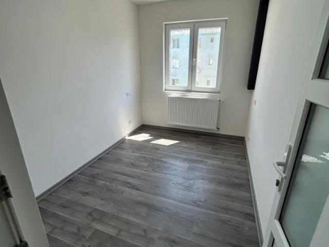 De vanzare apartament cu 3 camere, etaj intermediar, 39.900 euro