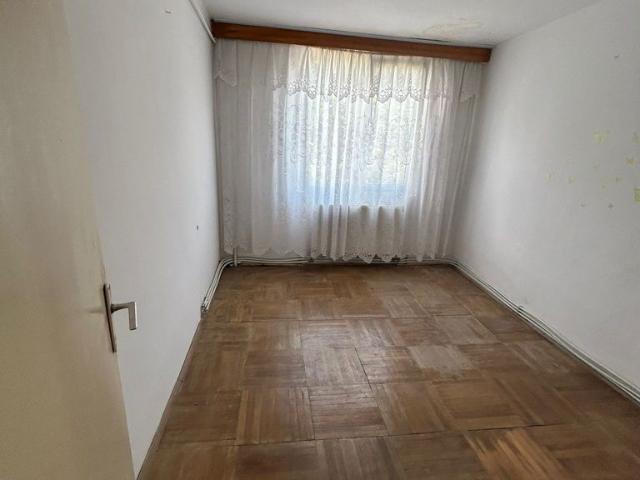 De vanzare 3 camere cu balcon, zona Spitalului Nou, 48.000 euro