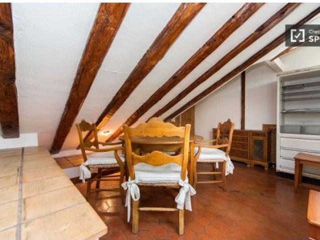 De dos dormitorios ático loft en el animado barrio