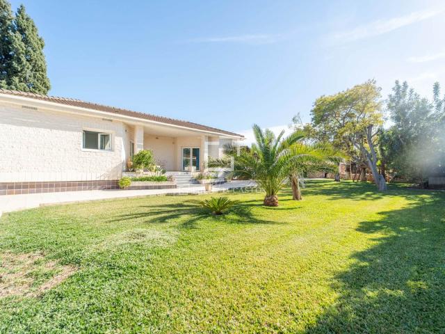 De esta propiedad destacamos su amplia parcela de más de 180. 453m² Ventas Pobla Vallbona