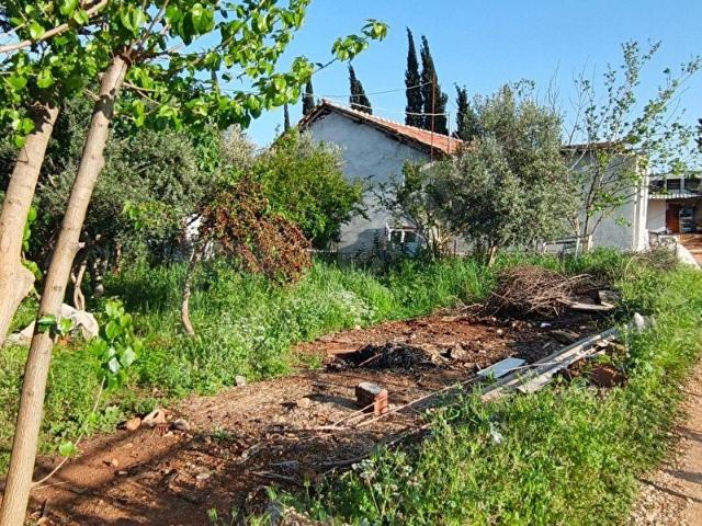 DEĞERLENEN AKSUDA 500 M HİSSELİ ARSA İÇİNDE MÜSTAKİL 2+1 EV YATIRIMA UYGUN!