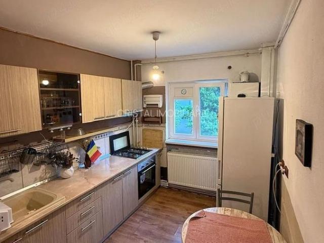 De închiriat 3 camere decomandat, renovat, lift, zona Sebastian