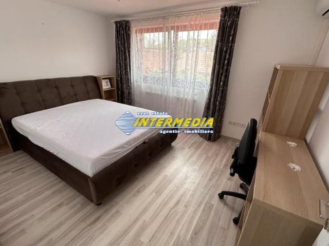 De Inchiriat Casa 80 mp cu 3 camere si doua bai living, curte, mobilata