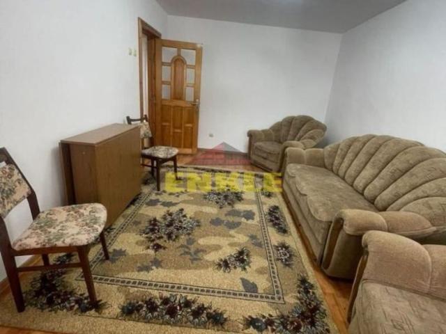 De inchiriat apartament 4 camere decomandat