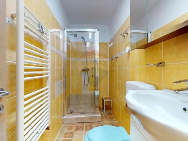 De inchiriat: apartament 4 camere pe 2 nivele