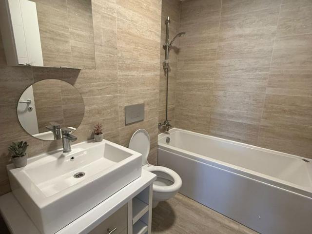 De închiriat apartament 2 camere + terasa de 25 mp