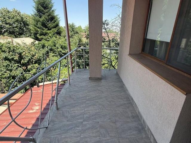 De închiriat apartament 3 camere 85 mp + terasa etaj 1